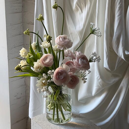 Нежная весенняя охапка/ ранункулюсы, тюльпаны