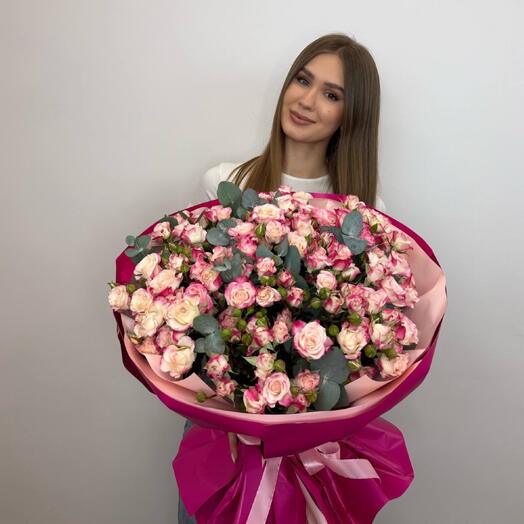 Букет из 25 кустовых роз Рефлекс с эвкалиптом