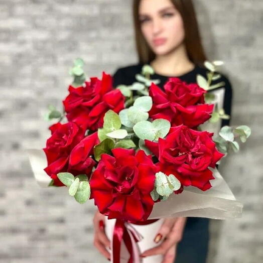 Композиция из живых цветов в коробке из 5 -ти красных французских роз и эвкалипта, 50 см