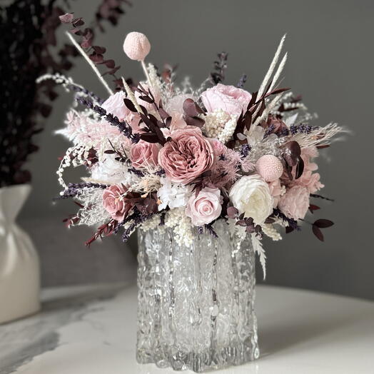 Эффектная настольная композиция с пудровыми пионами, розами, ароматной лавандой в стильной вазе