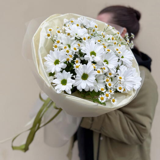 Букет из хризантемы и кустовых ромашек