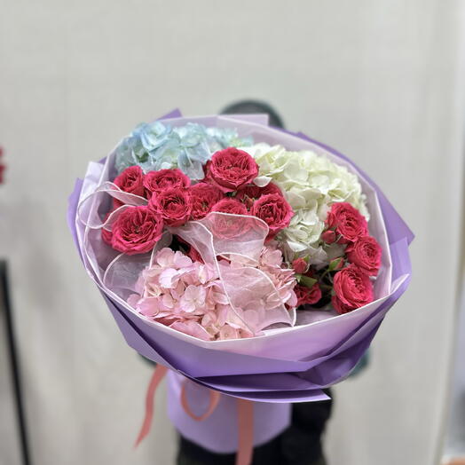 Сборный букет из гортензий и кустовых роз