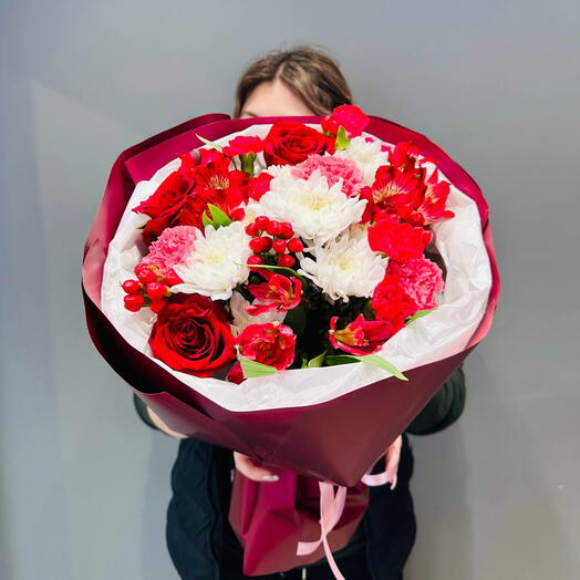 Букет из красных роз и гиперикума