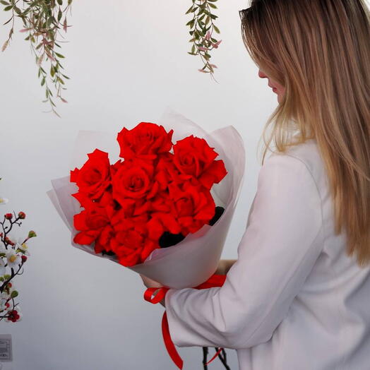 Алый букет из 7 французских роз