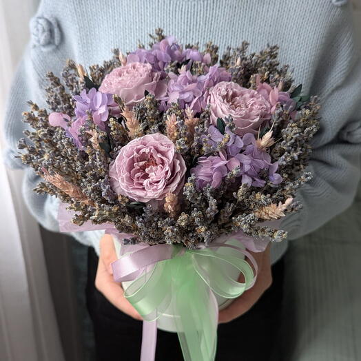 Неувядающий букет  лаванда и стабилизированые пионы