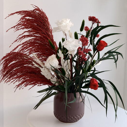 Композиция с красными и белыми розами, эвкалипт