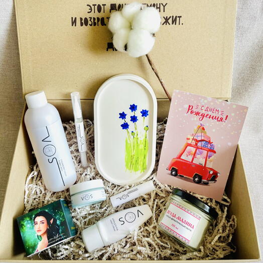 «Васильки, клубника и хлопок» - подарочный набор на День рождения с уходом для лица, рук и декором