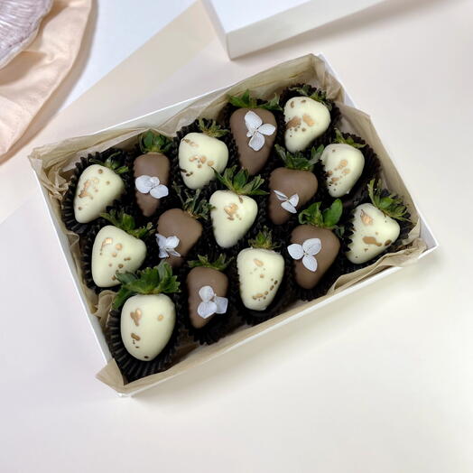 Клубника в молочном и белом шоколаде