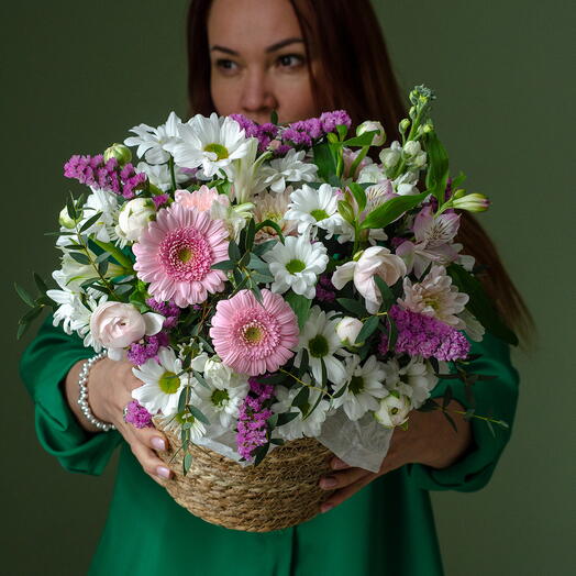 Весенняя композиция в плетенном кашпо с ромашками, герберами, альстромерией