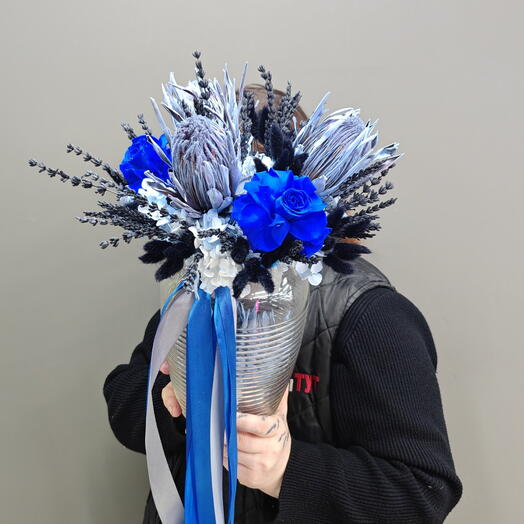 Букет в стеклянной вазе из стабилизированных роз,гортензий, протеей