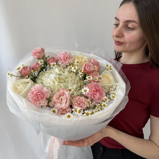Букет с белой гортензией, кустовой розой и ромашкой