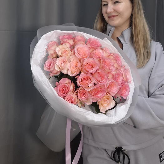 25 розовых роз