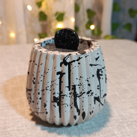 Свеча с крышкой черно белая