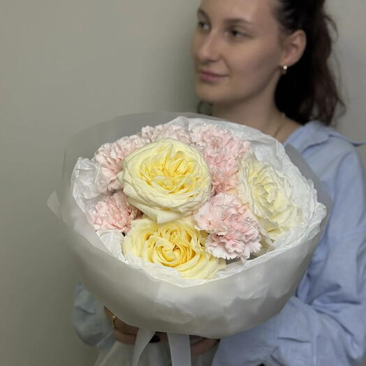 Букет пионовидные розы и диантусы для любимой