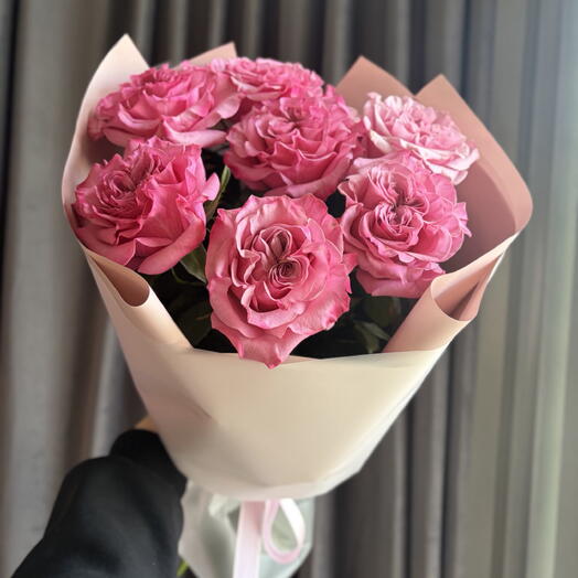 Monobucket of peony-shaped roses