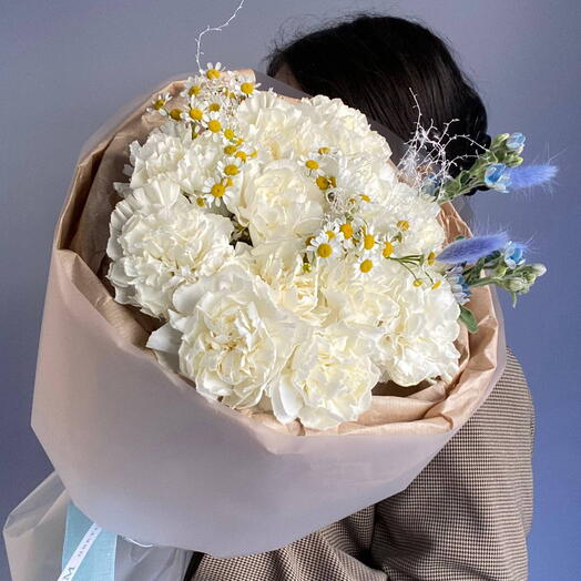 Сборный букет с диантусами и матрикарией