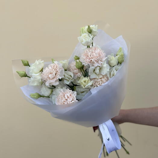 Нежный букет с эустомой и диантусами