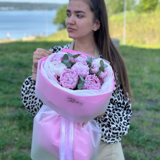 Букет из 7 пионов