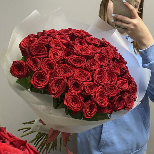 Моно букет из алых красных роз 51 шт ред Наоми 60 см для любимой девушки