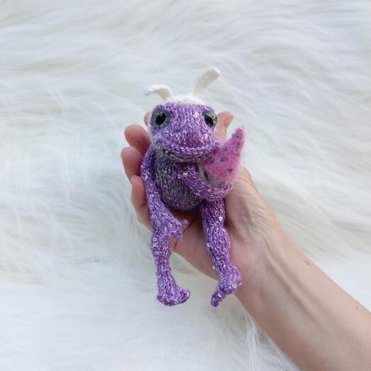 Вязаная игрушка Жабка гламурная