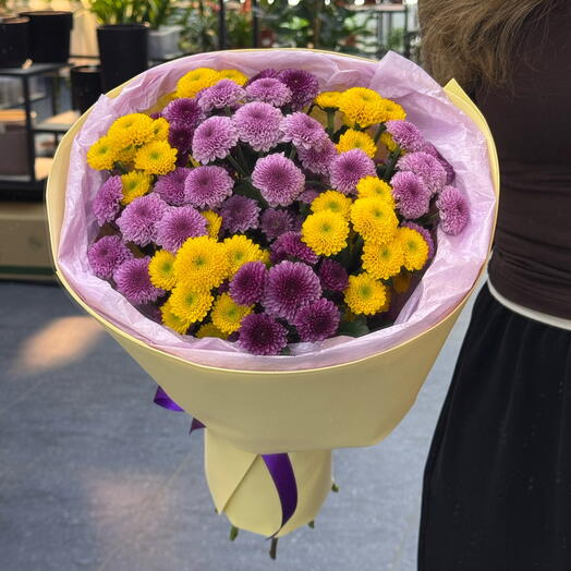 Яркий букет из хризантем сантини 💜💛