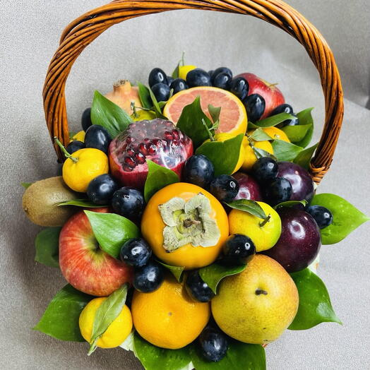 Фруктовая корзина из граната, грейпфрута, хурмы, мандаринов и винограда