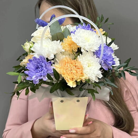 Цветы в сумке из кустовых хризантем и гвоздик