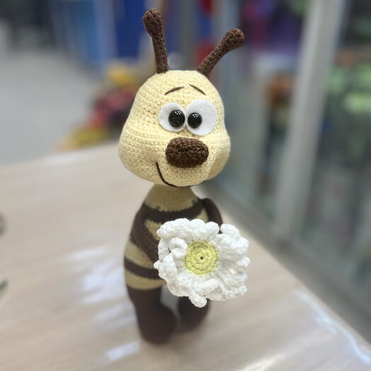Вязанная игрушка пчёлка