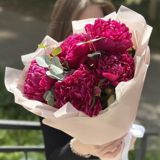 Букет из 5 пионов