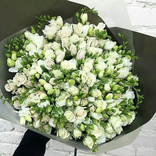 Фрезии с кустовыми в букете - 71 шт
