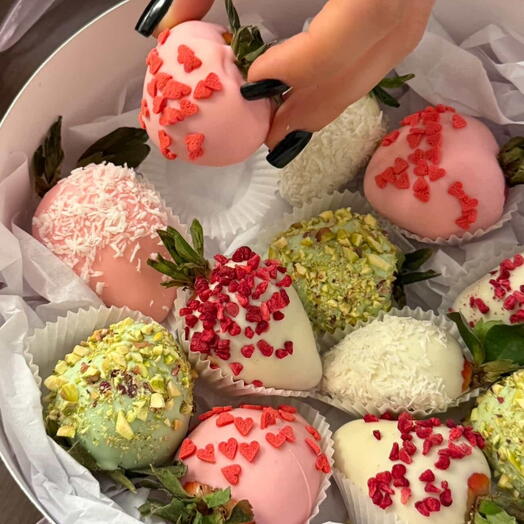 Набор из свежей клубники в белом шоколаде , 12 шт