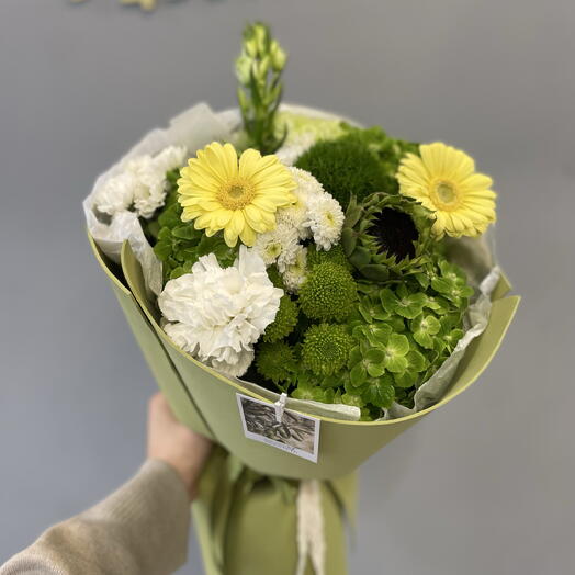 Стильный букет с желтыми герберами и зеленой гортензией «Fresh»