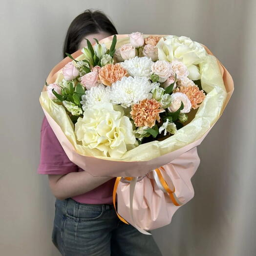 Букет с хризантемой, диантусом, кустовой розой, белой розой и альстромерией