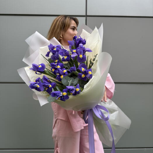 Монобукт из ирисов с эвкалиптом — «Нежность в каждой детали»🌸🌿