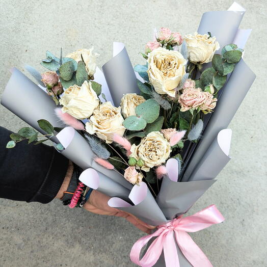 A bouquet of dried white roses
