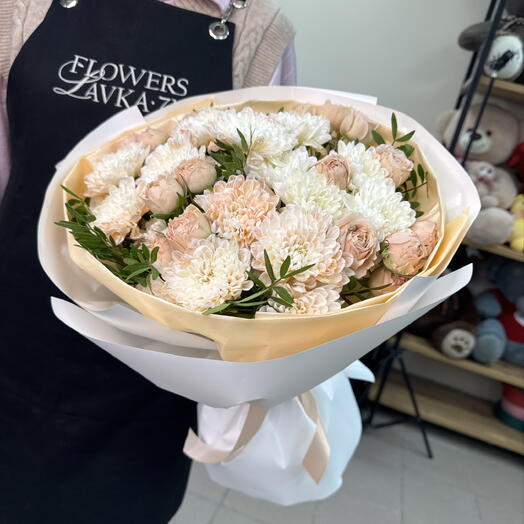 Букет из хризантем и кустовой розы