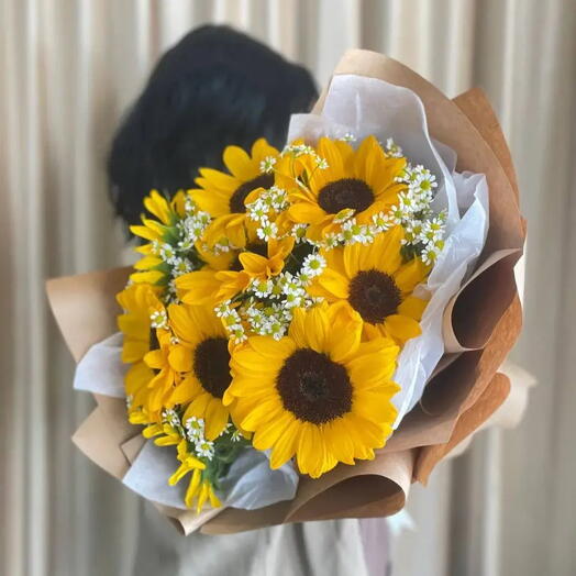 Стильный букет из подсолнухов и матрикарии🌼