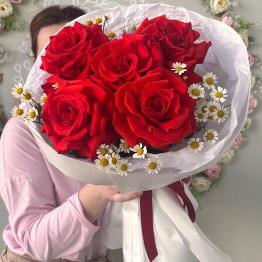 Красная французская роза и ромашки танацетум