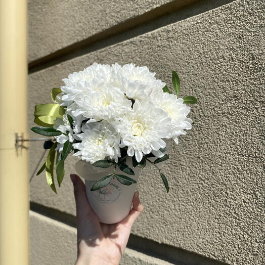 Композиция - комплимент из белой кустовой хризантемы и фисташки