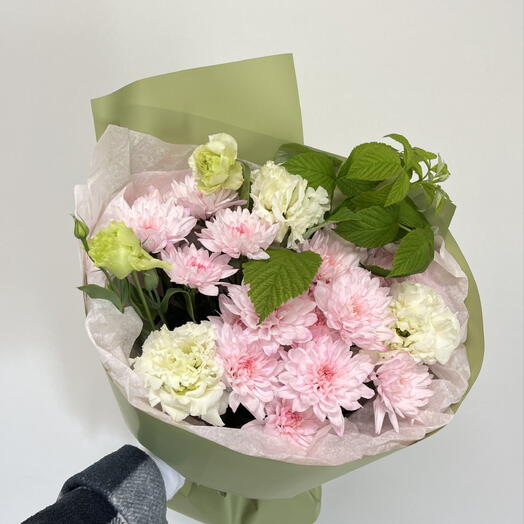Букет с хризантемой, эустомой и малиной 🌸