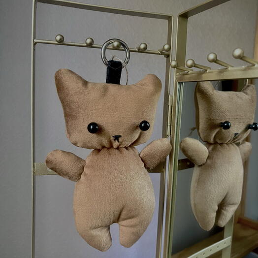 Котик брелок коричневый