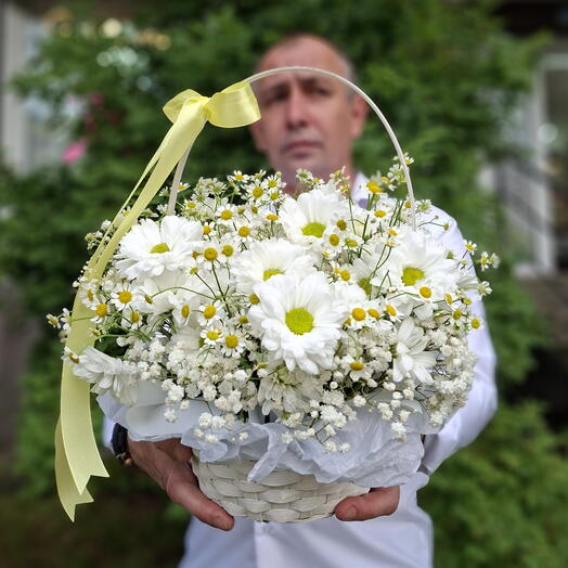 Нежная композиция в плетёной корзине в день семьи, любви и верности