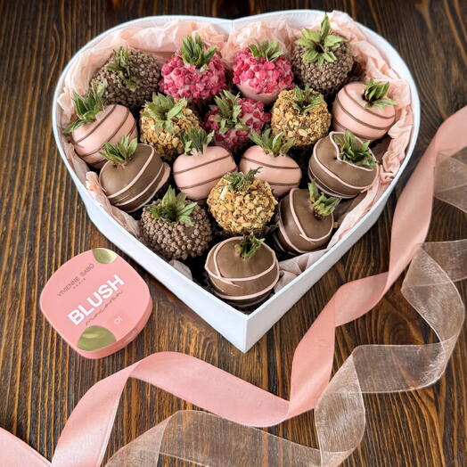 Клубника в шоколаде Сердце М + подарок от Vivienne Sabo — румяна MACARON