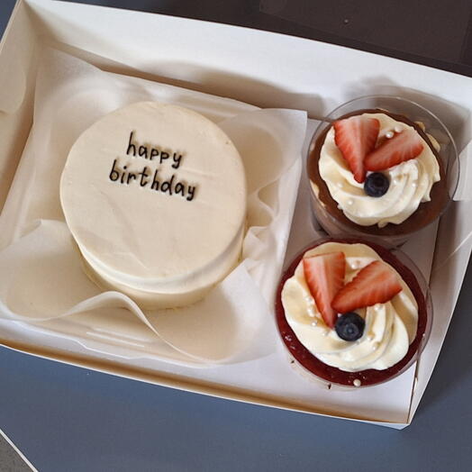 Комбо Бенто-торт happy birthday и 2 трайфла-десерта в стакане с клубникой и голубикой на день рождения