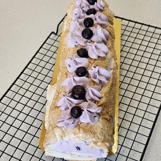 Меренговый рулет с черникой