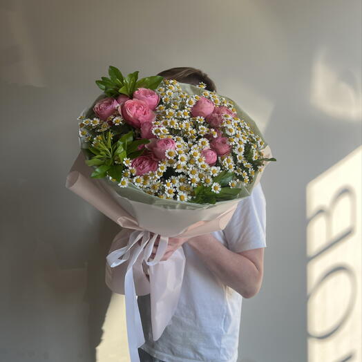 Букет с кустовыми розами и ромашками