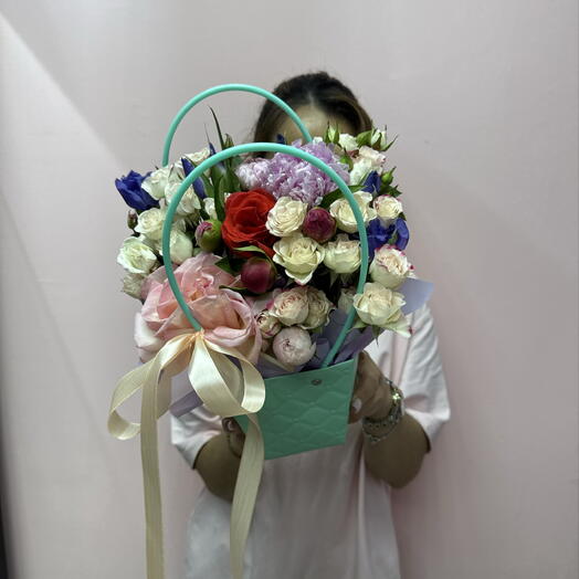 Композиция «Маленький праздник каждый день» 🎉
из весенних цветов 🌸🌸