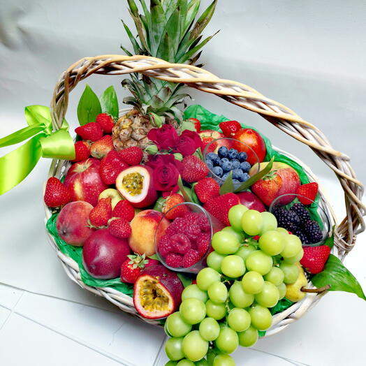 Фруктовая корзина с розами