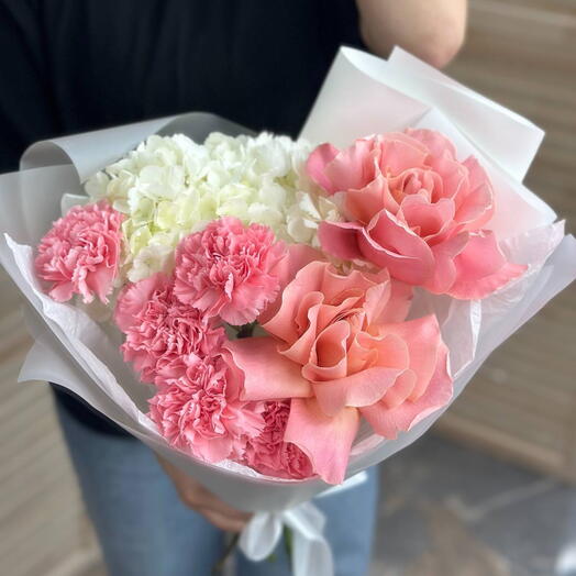Букет из французских роз, гортензии и диантусов 🌸