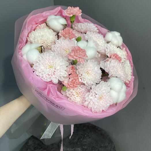 Нежный букет из хлопка, хризантем , кустовых гвоздик